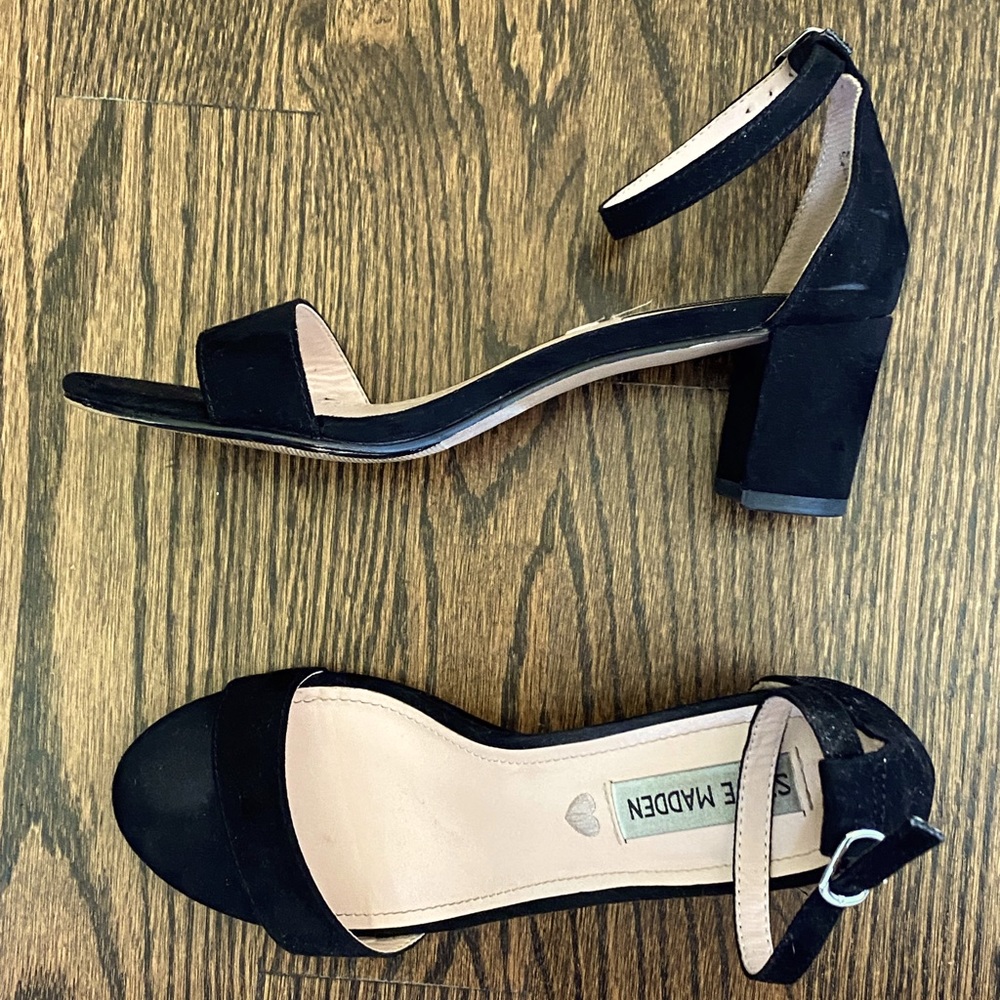 Girls heel.  Fabric upper looks & feels like suede.  Minimal wear; some scuffs.